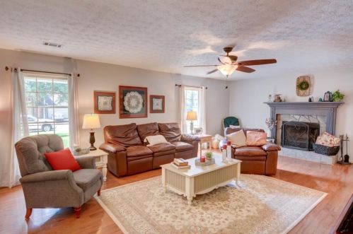 35 Lacey Oak Ln, Loganville, GA 30052-4911