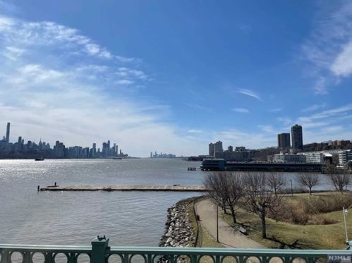 321 The Promenade, Edgewater NJ  07020-2115 exterior
