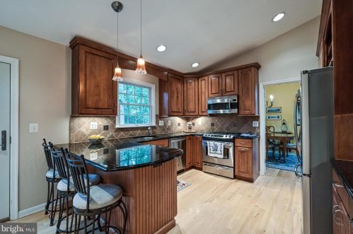 9010 Parliament Dr, Springfield VA  22015-2152 exterior