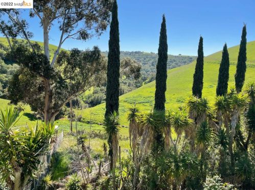 34 Welle Rd, Crockett, CA 94525-1559