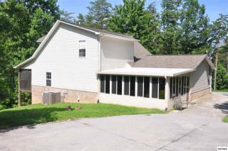 260 Burning Oaks Dr, Pigeon Forge, TN 37876-3604