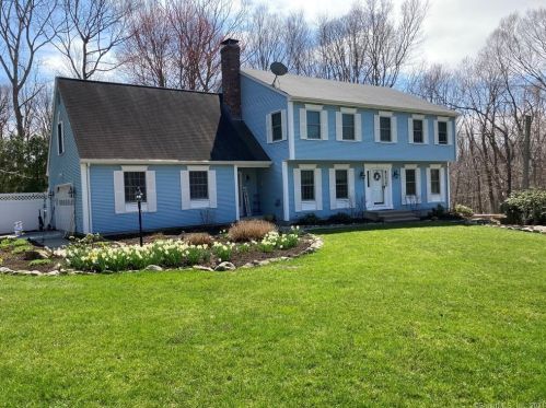 22 Hyde Park Dr, Gales Ferry, CT 06335-1942