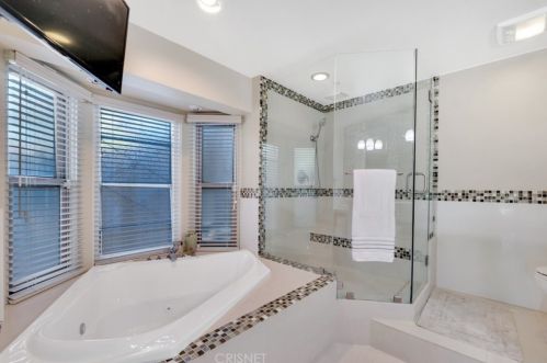 1664 Las Flores Dr, Glendale CA  91207-1200 exterior