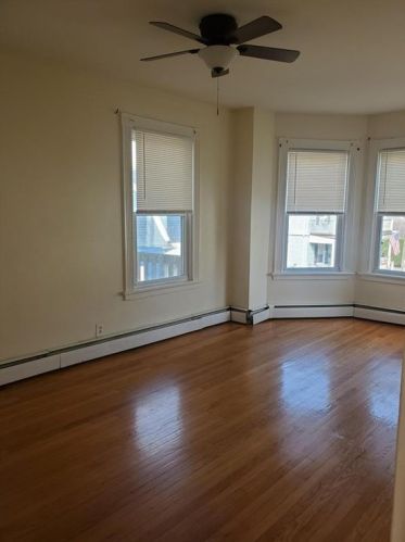 8 Ledyard St, Middletown, RI 02840-1829