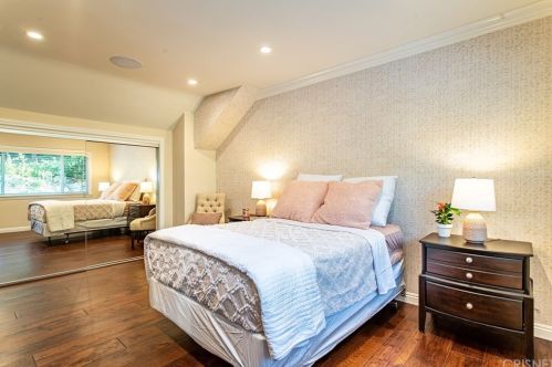 2010 Buckingham Pl, Glendale CA  91206-1401 exterior