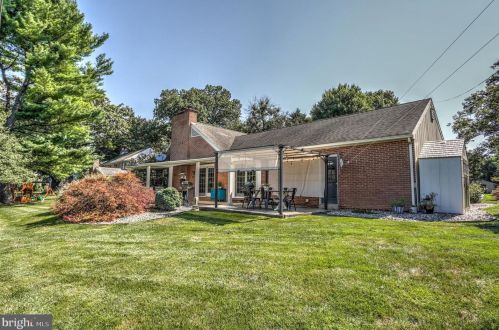 1220 Country Club Dr, Lancaster PA  17601-5208 exterior