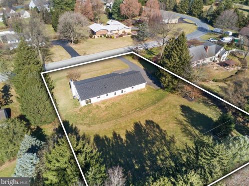 2146 Stonecrest Dr, Lancaster PA  17601-5437 exterior