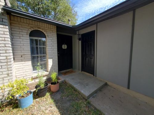 924 Acorn Oaks Dr, Austin TX  78745-5541 exterior