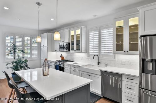 2 River St, Tinton Falls NJ 07701-1324 exterior