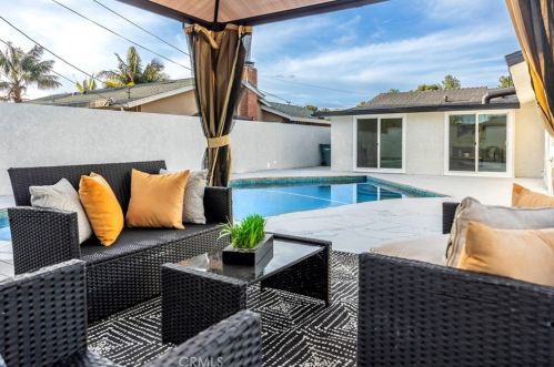 8212 Munster Dr, Huntington Beach CA  92646-5025 exterior