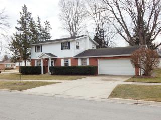 119 Bryn Mawr Ave, Keeneyville, IL 60172-2210