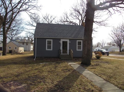 327 1st St, Blue Earth, MN 56013-1807