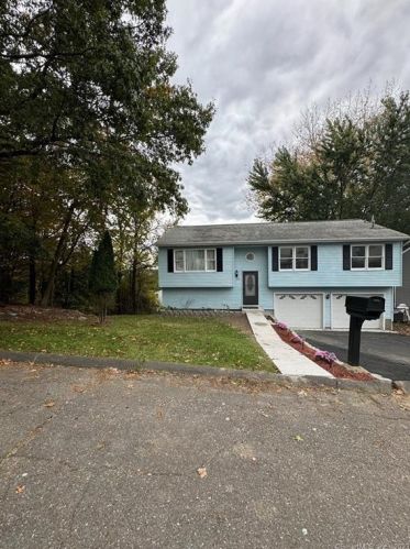 35 Santoro St, Waterbury, CT 06704-2759