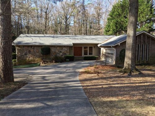 661 Winding Valley Dr, Lilburn, GA 30047-2252