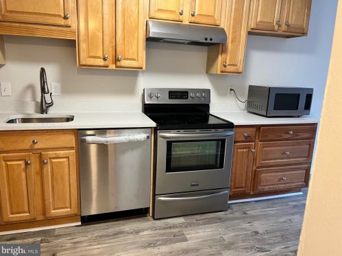 10683 Myrtle Oak Ct, Springfield VA  22015-2244 exterior