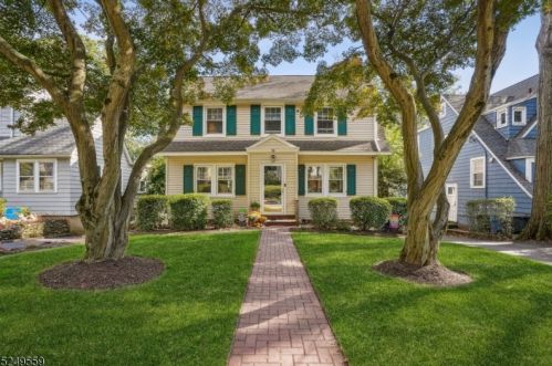 26 Oakridge Rd, Town Center, NJ 07052-4606