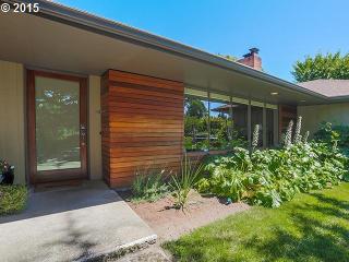 4001 Jerald Ct, Portland, OR 97221-4055