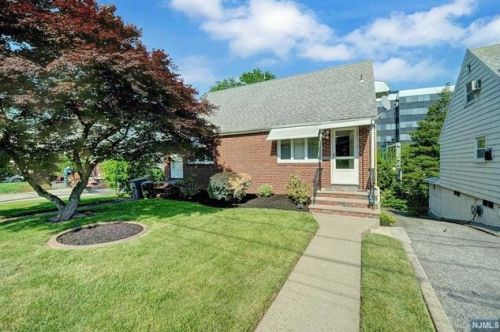 590 Longview Pl, Hasbrouck Heights, NJ 07604-2335