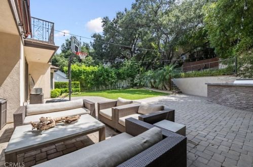 1566 Hillside Dr, Glendale CA  91208-2456 exterior