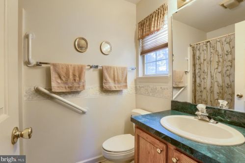 5 Thornhill Ct, Carlisle PA  17015-7669 exterior