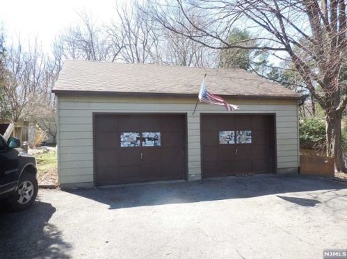 93 Glenwild Ave, Bloomingdale, NJ 07403-1544