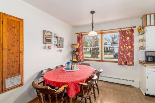 217 Maplewood Dr, Sycamore IL  60178-1237 exterior