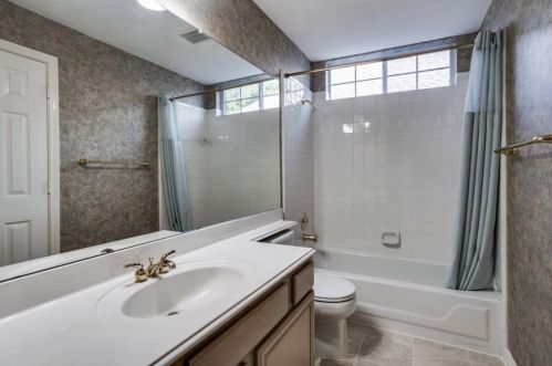 1113 Hunters Crk Dr, Carrollton TX 75007-1112 exterior