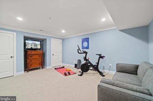 8916 Ct Way, Silver Spring MD 20910-2276 exterior