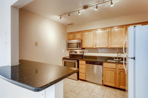 2415 Goebbert Rd, Arlington Hts, IL 60005-4104