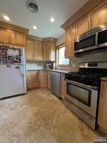 21 Brookfield Rd, Dumont, NJ 07628-1107