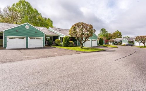 124 Highland Dr, Upper Stepney, CT 06468-1454