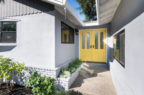 740 Clara Dr, Palo Alto, CA 94303-3905
