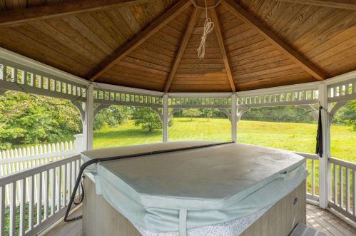 190 County Farm Cross Rd, Dover NH  03820-6006 exterior