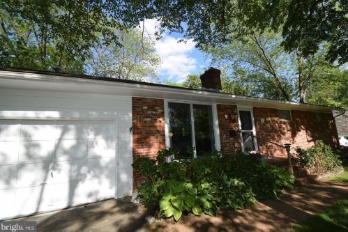 904 Ballou St, Herndon, VA 20170-3202
