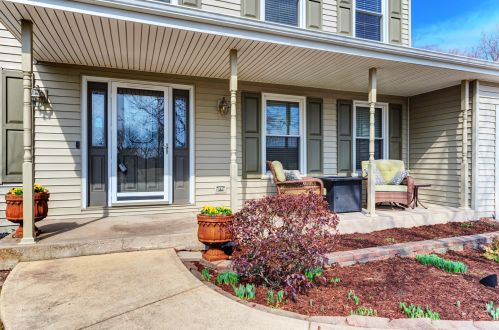 212 59th St, Willowbrook, IL 60527-1720