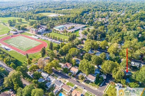 16 Applewood Ct, Metuchen, NJ 08840-1001