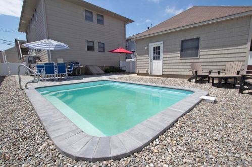 21 Dover Ave, Lavallette, NJ 08735-2704