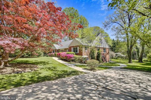 3033 Knoll Dr, Falls Church, VA 22042-3110