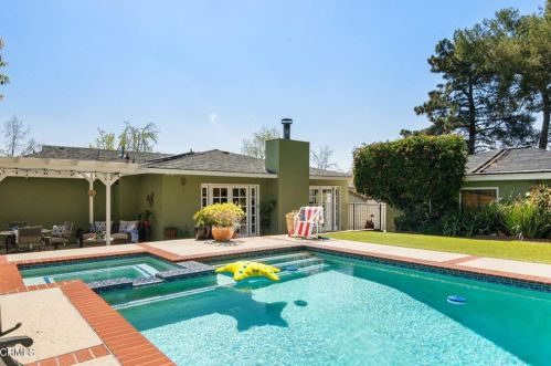 2347 Caracas St, Glendale CA  91214-3004 exterior