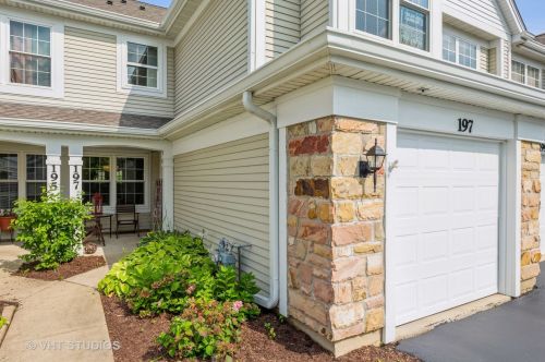 197 Lenox Ct, Carol Stream, IL 60188-3054
