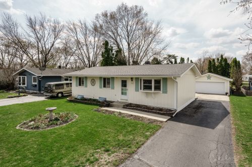 32 Barberry Dr, Bull Valley, IL 60014-5002