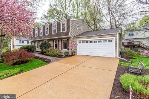 5808 Oakland Park Dr, Springfield, VA 22015-2437