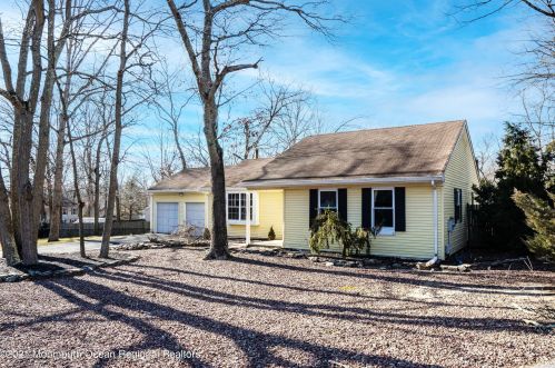 105 Johnathan Rd, Lakehurst, NJ 08759-6013