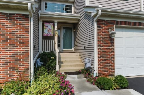 91 Stonegate Ln, Streamwood, IL 60107-1685