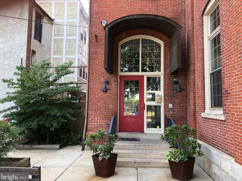 915 Bainbridge St, Philadelphia, PA 19147-1947