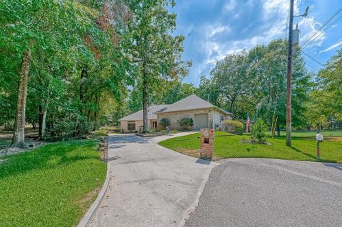 121 Coral Ct, Conroe, TX 77304-1156