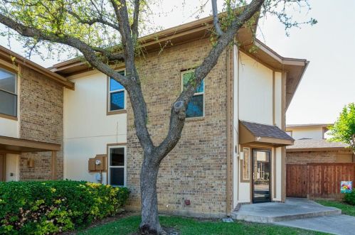 3 Meadow Ln, Bedford, TX 76021-7102