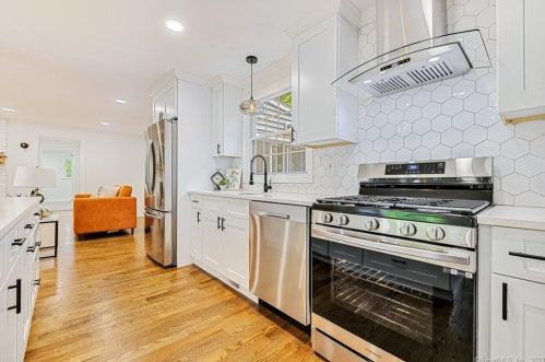 1090 Avery St, Wapping CT  06074-2301 exterior