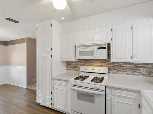 307 Ables St, Granbury TX  76048-1805 exterior