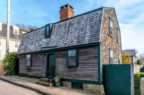 27 William St, Middletown, RI 02840-3306